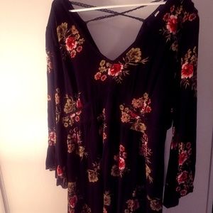 Bell Sleeve ties in Back SUPER Cute